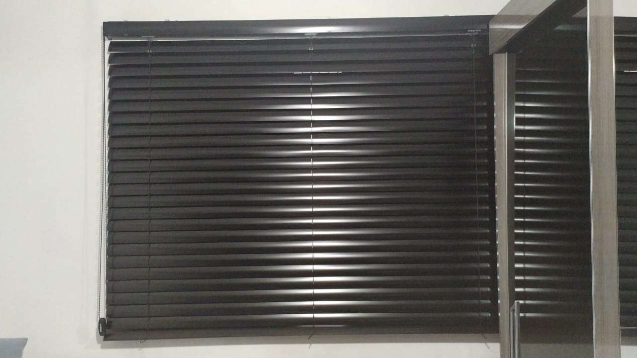 Persiana Horizontal Aluminio 50mm Preto Compre Sob Medida PERSIANET