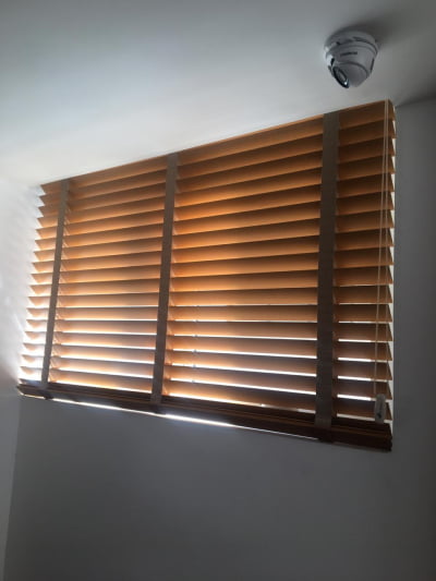 Persiana Horizontal 50mm Madeira Natural com Fita Decorativa