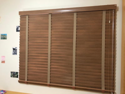 Persiana Horizontal 50mm Madeira Sintética Pintura Especial com Fita Decorativa