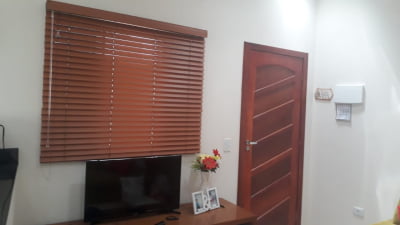 Persiana Horizontal Madeira Coleção Sintética 50mm com Ranhuras Cor Golden Oak