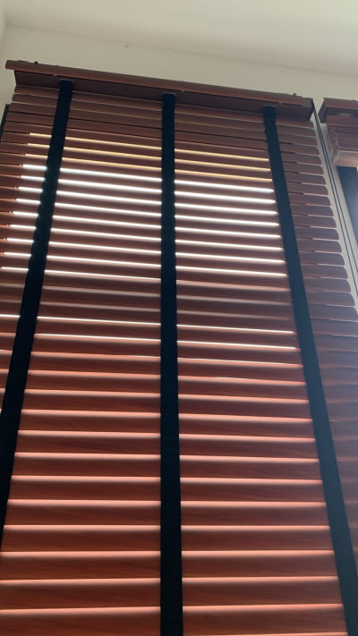 Persiana Horizontal Pvc Madeira com Fita Decorativa